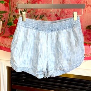 💙TNA chambray dolphin shorts